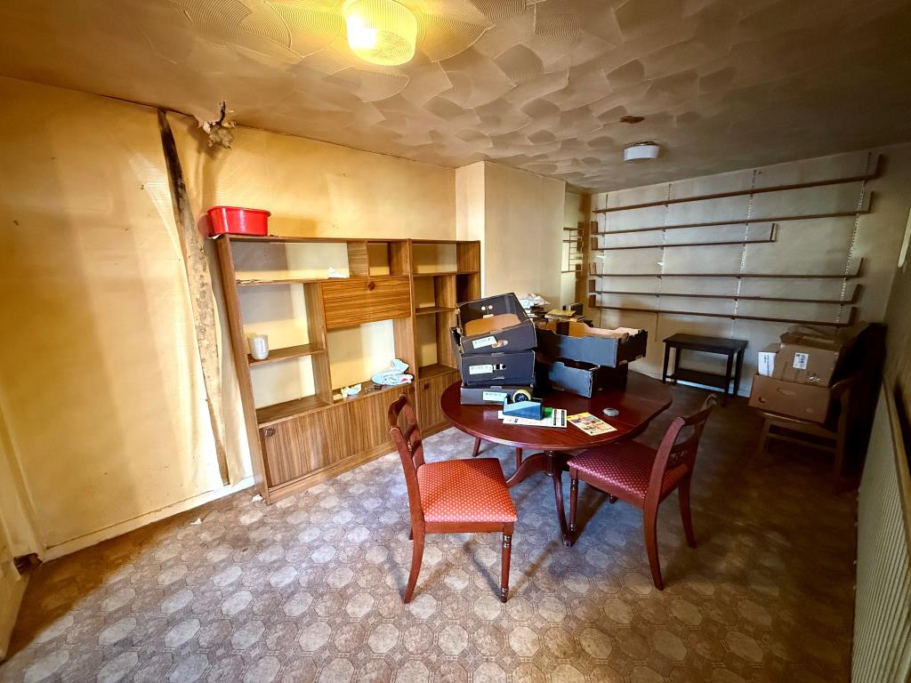 Lot: 153 - FOUR-BEDROOM BUNGALOW FOR REFURBISHMENT AND REPAIR - Dining room